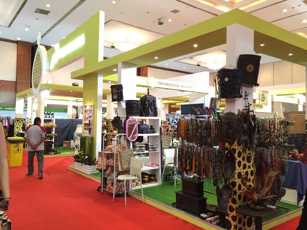Pavilion Pertamina PKBL dengan aksen hijau dan karpet merah