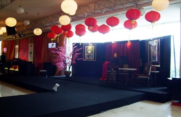 Panggung launching dengan dekorasi lampion merah